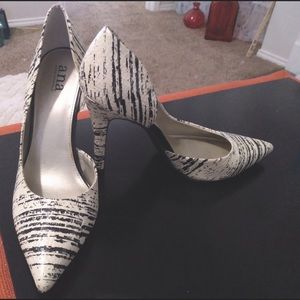 Eye-catching black & white A.N.A pumps